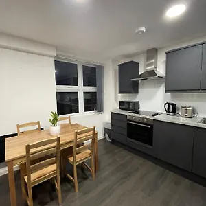 Charming Modern Near London Heathrow Apartment