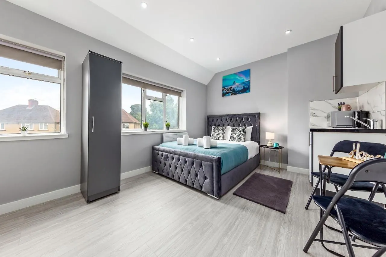 Heathrow Stays - Feltham Tw13