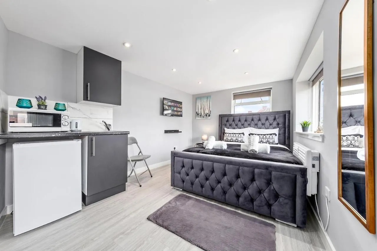 Guest house Heathrow Stays - Feltham Tw13